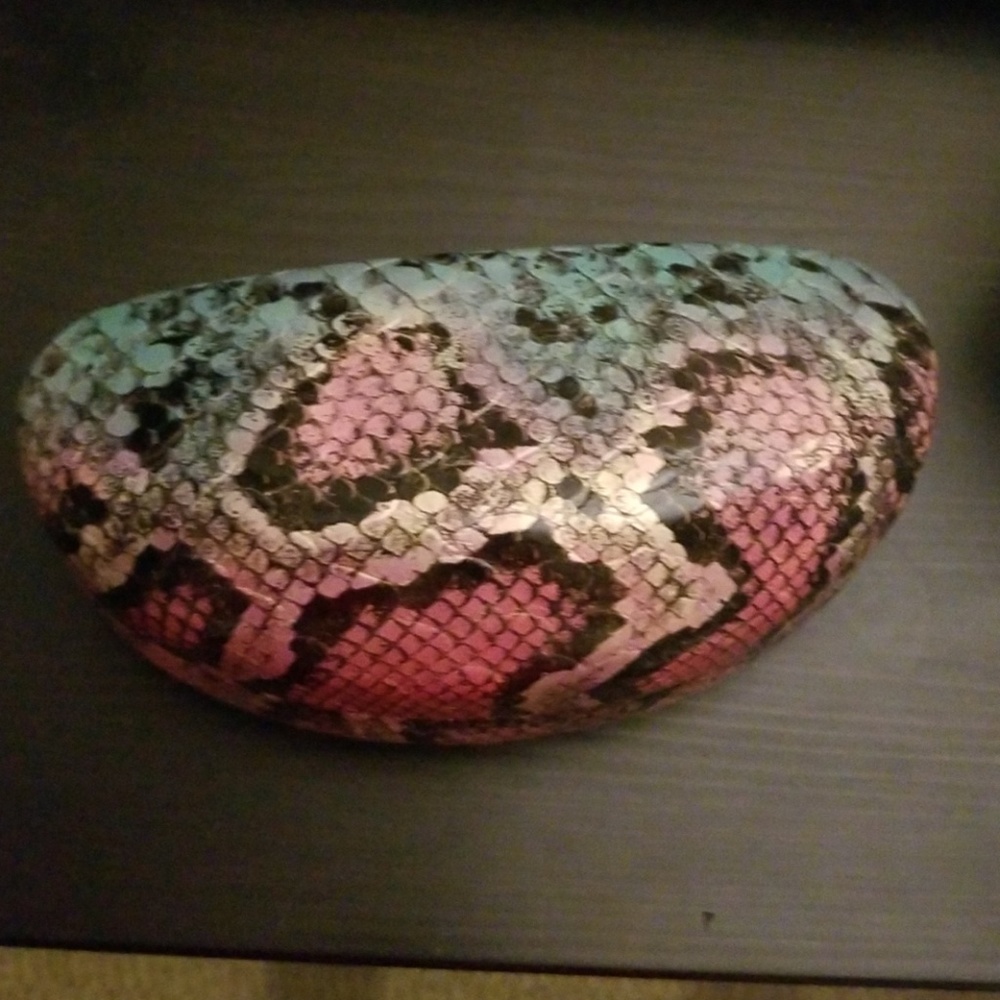 Hard shell sunglass case